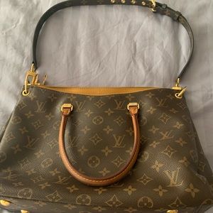 Louis Vuitton bag w/shoulder strap